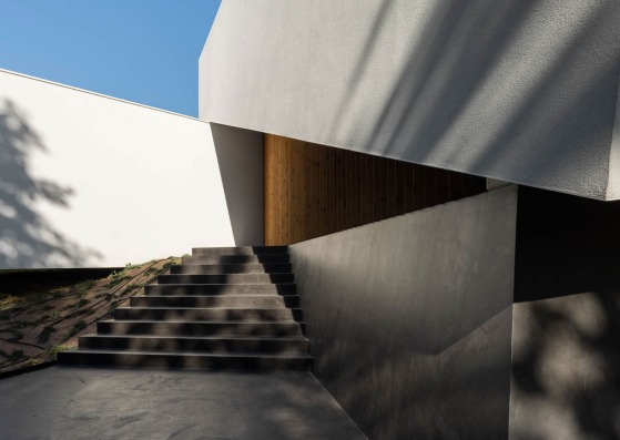 Tilt House by Mutant Architecture & Design. Photograph by Ivo Tavares Studio 