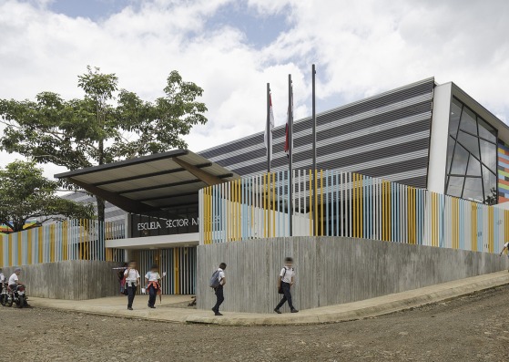 Escuela pública en la selva tropical de Costa Rica por Norte Sur Arquitectos. Fotografía por Fernando Alda
