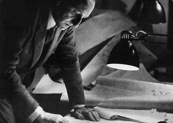 Francisco Javier Sáenz de Oíza en su estudio. No te mueras sin ir a Ronchamp (Sáenz de Oíza)