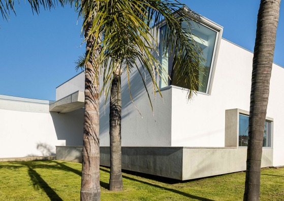 Casa em brufe by OVAL. Photograph by Ivo Tavares Studio