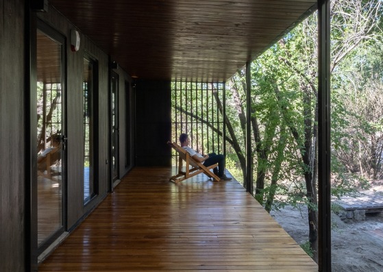 Little House on the River by Pablo Senmartin Arquitectos. Photograph by Andrés Domínguez