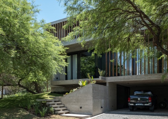 House in El Rodeo by Pablo Senmartin Arquitectos. Photograph by Andrés Domínguez