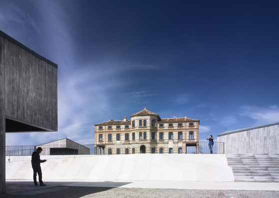 Nuevo centro de Innovación y Promoción del cerdo ibérico en Jabugo por baKpak arquitectos. Fotografía © Jesús Granada