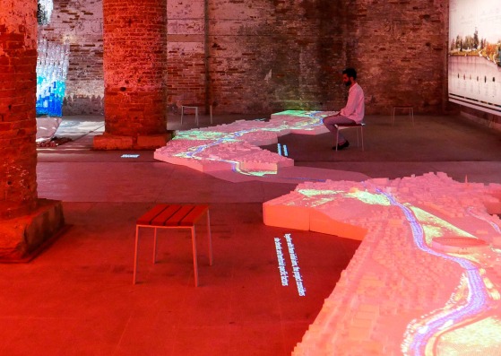 Instalación en el Bienal de Venecia del proyecto de regeneración fluvial del Rio Somes en Rumanía por PRÁCTICA Arquitectura. Fotografía cortesía PRÁCTICA Arquitectura