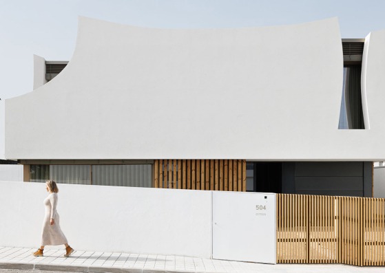 House “Pátios de Pétalas” by Sandra Micaela Casinha. Photograph by Ivo Tavares Studio