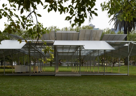"MPavilion 2014" en Melbourne por Sean Godsell. Fotografía por Earl Carter