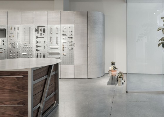 Malasa hardware store by Sinaldaba. Photograph by Luis Díaz Díaz
