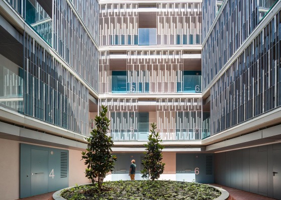 Edificio de Viviendas sociales en Can Batlló por Espinet/Ubach. Fotografía por Pedro Pegenaute