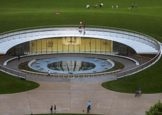 The materiality of the new West Entry Plaza of the Museum embraces the visitor in an arc of sky and the surrounding landscape, reflected by the diffused scrim of stainless steel screen walls. The tilt of this reflection references the Arch itself, intuitively leading visitors from the Plaza exterior into the Museum’s glassed-in entry volumes. Photograph by Nic Lehoux