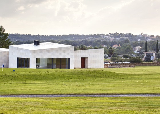 La casa club en su entorno. Stone clubhouse por GRAS. Fotografía © José Hevia