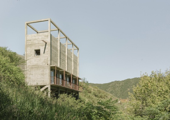 Casa Taller por Agustín Berzero y Manuel González Veglia. Fotografía por Federico Cairol