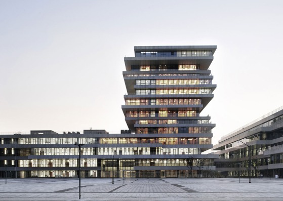 Sunset of Central Square. The Campus City for Hangzhou Normal University by WSP ARCHITECTS. Photograph © RUIJING Photography/Zhang Hui