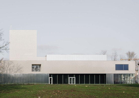 Teatro Leietheater Deinze por TRANS architectuur I stedenbouw & V+. Fotografía por Stijn Bollaert