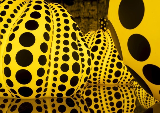 Esculturas, Pinturas y Habitaciones Espejo por YAYOI KUSAMA. Fotografía © Yayoi Kusama, cortesía de Kumasa Enterprise, OTA Fine Arts, Tokio / Singapure and Victoria Miro, Londres