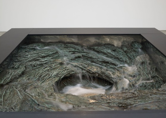 Cristina Iglesias. Vers la terre, 2011. Polvo de bronce, resina, motor, agua, estructura metálica, vaso de acero inoxidable y sistema eléctrico. 300 x 300 x 100 cm. Colección particular. Cortesia del Museo Reina Sofía