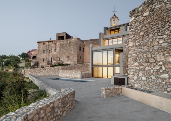 Vivienda M en La Nou de Gaià por María Díaz. Fotografía por Adrià Goula. Cortesía de MDBA & Guallart Architects