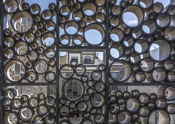 Detalle de la fachada cerámica. Centro Cerámico de Triana por AF6 Arquitectos. Fotografía © Jesús Granada