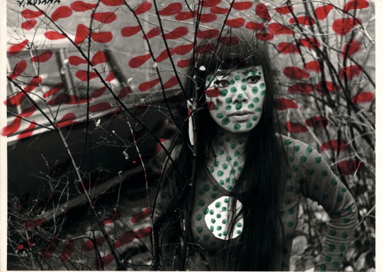 Self-Obliteration (Auto-obliteration), 1967. Tinta y fotografía, 18,2 x 24 cm. Imagen @ Yayoi Kusama