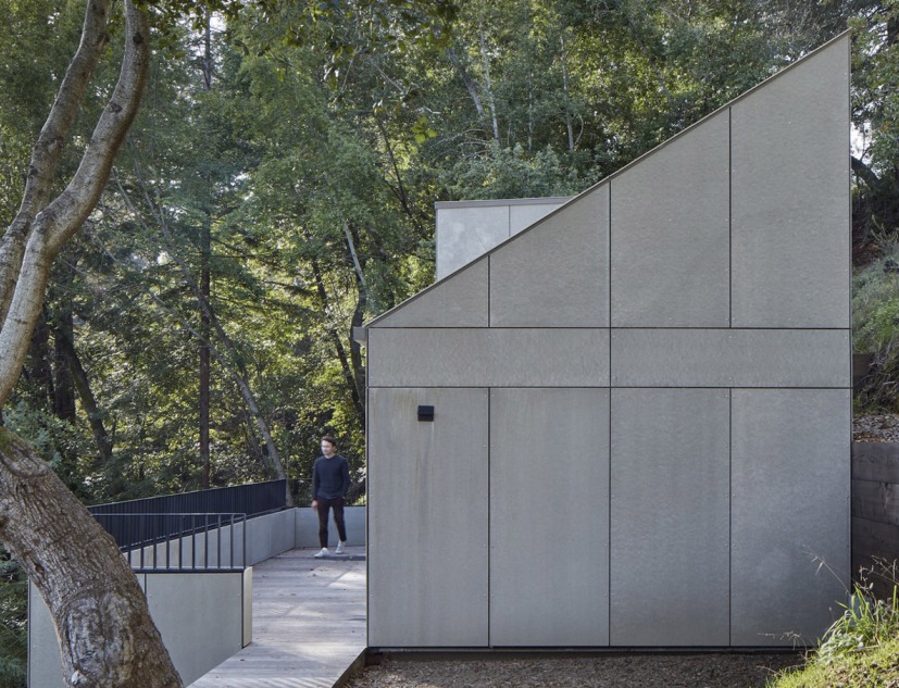 Casa de invitados Crest por Mork-Ulnes Architects. Fotografía por Bruce Damonte