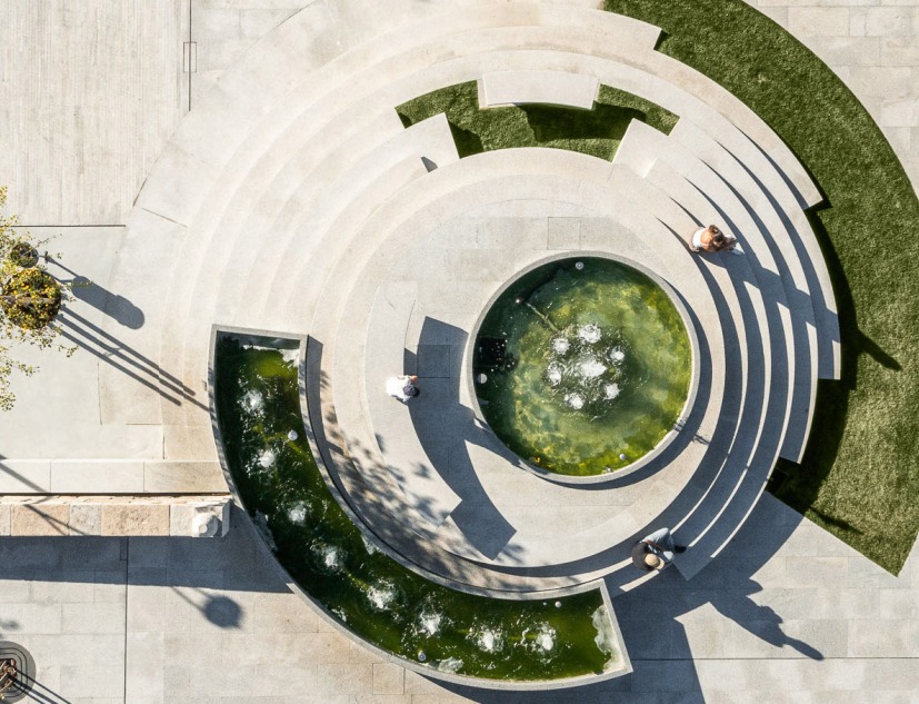Plaza Municipal y entorno de Ribeira de Pena por AXR – Arquitetura e Design. Fotografía del Estudio Ivo Tavares