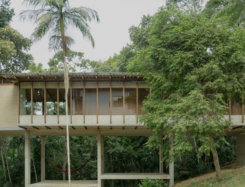 Casa na Árvore / House in the Trees by Juliana Ayako. Photograph by Federico Cairoli