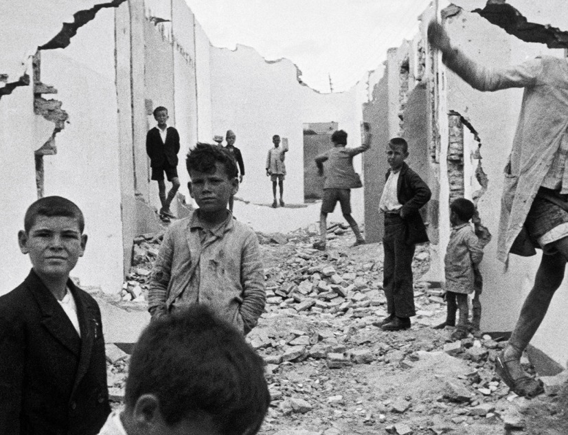 Sevilla, España, 1933. Copia de plata en gelatina. Photograph cortesía de Fondation Henri Cartier-Bresson / Magnum Photos.