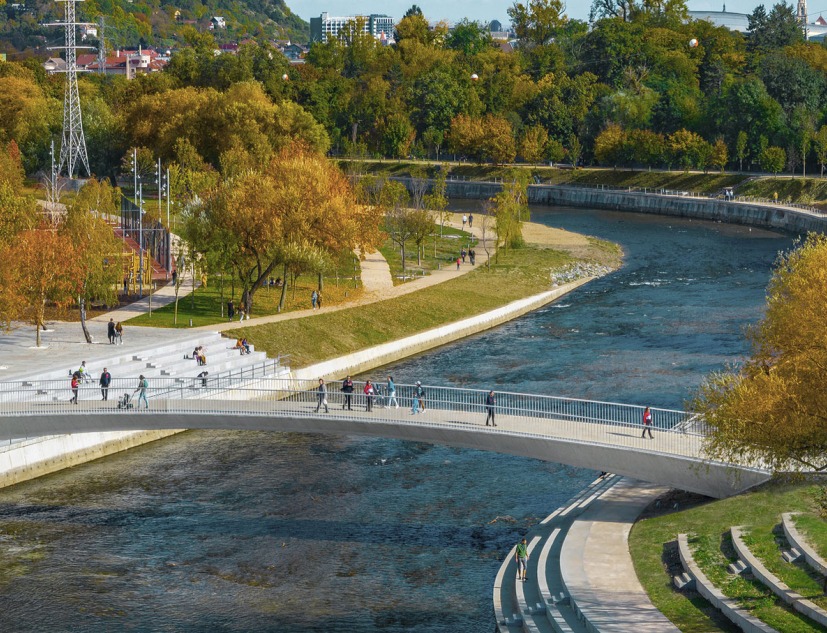 Nueva infraestructura verde en el Río Somes por PRÁCTICA. Fotografía por Sergiu Razvan