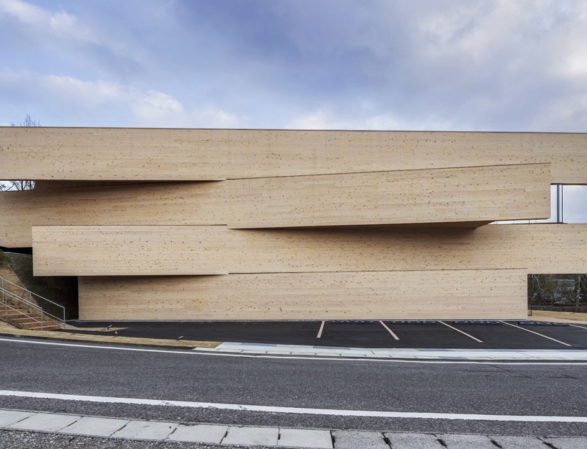 Kibi Kogen N Square por Kengo Kuma & Associates. Fotografía por Kenji Kobayashi / Kawasumi
