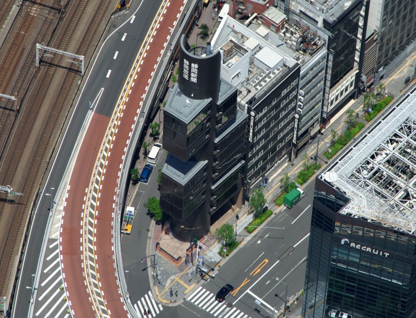 El Centro de Prensa y Difusión Shizuoka de Kenzo Tange rehabilitado por TAISEI. Lado noreste. Fotografía por Naoki Kumagai Photo Office, Inc.