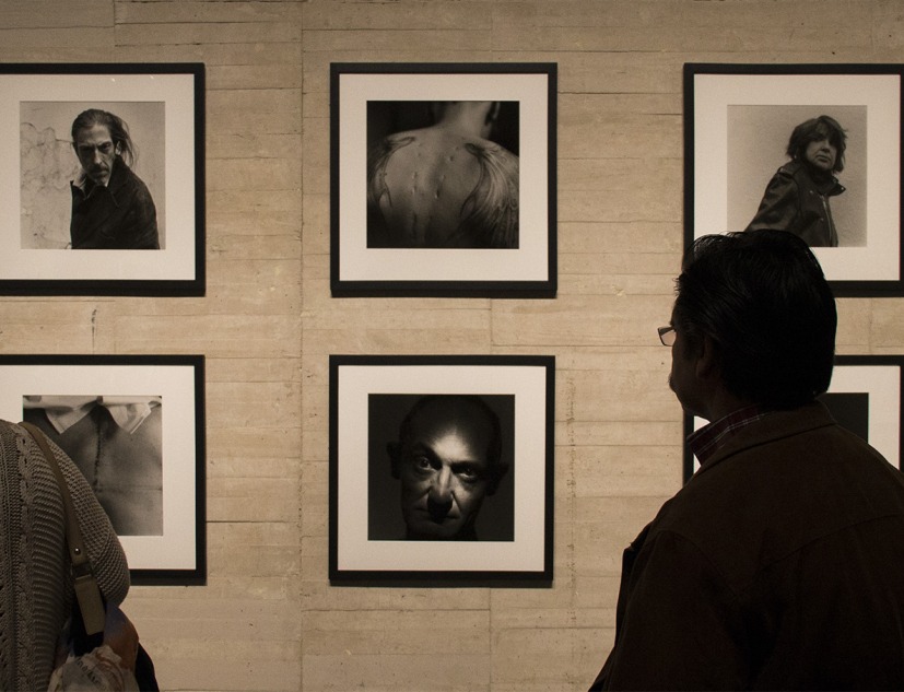 Imagen de la exposición Sombras del Viento, de Alberto García-Alix, en el MUSAC. Fotografía por Andrea Portillo / METALOCUS