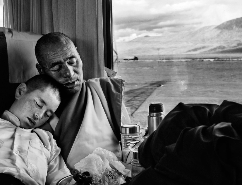 Monjes y una monja tibetanos somnolientos en el nuevo tren Pekín-Lhasa, Naqu, Xizang Tíbet, China. 22/09/2008. Piezografía sobre papel Canson Arche, 60 x 80 cm. Ed. of 15.