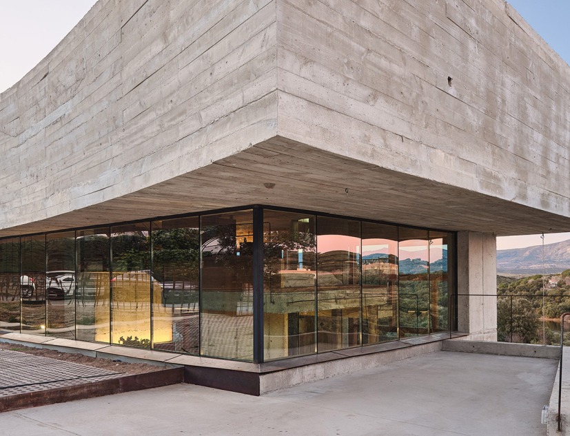 Oak House by MUKA arquitectura. Photograph by Adrià Goula