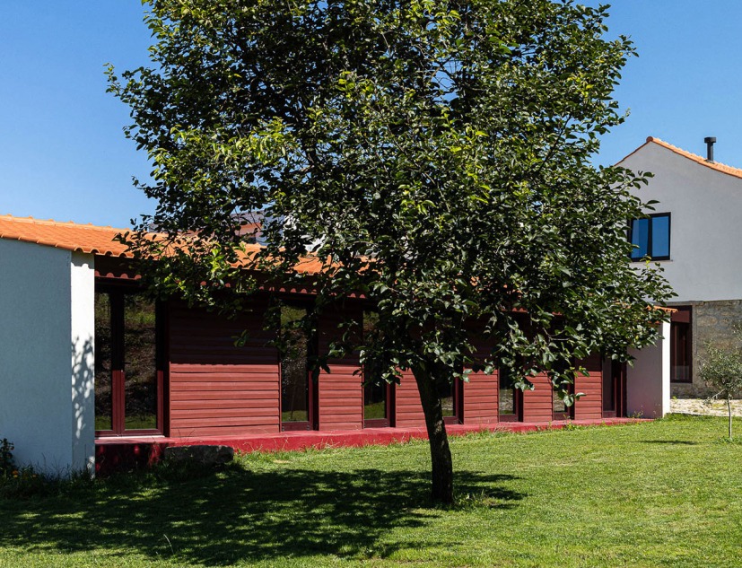 Casa do Castanheiro por Luppa Arquitectos. Fotografía por Ivo Tavares Studio