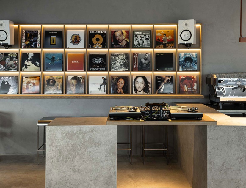 KI.art.music.coffee. por MAT Arquitetura e Interiores. Fotografía por Ivo Tavares Studio