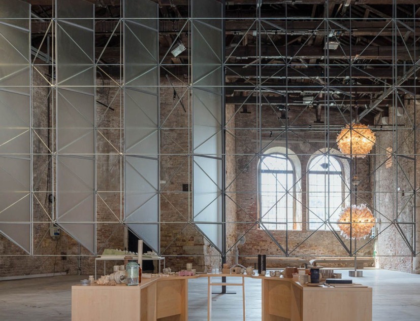 Pantalla solar de la fachada del Heliocomplejo y el Resplandor del Eje del Tiempo de Ester Sheynfeld en "Una Materia de Radiancia", 2025. Pabellón de Uzbekistán. Fotografía por Gerda Studio. Cortesía de la Fundación para el Desarrollo del Arte y la Cultura de Uzbekistán (ACDF)