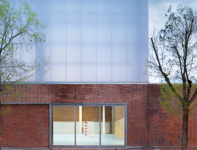 "Carlos Soria" Sports Hall by ABLM arquitectos. Photograph by Gabriel Gallegos