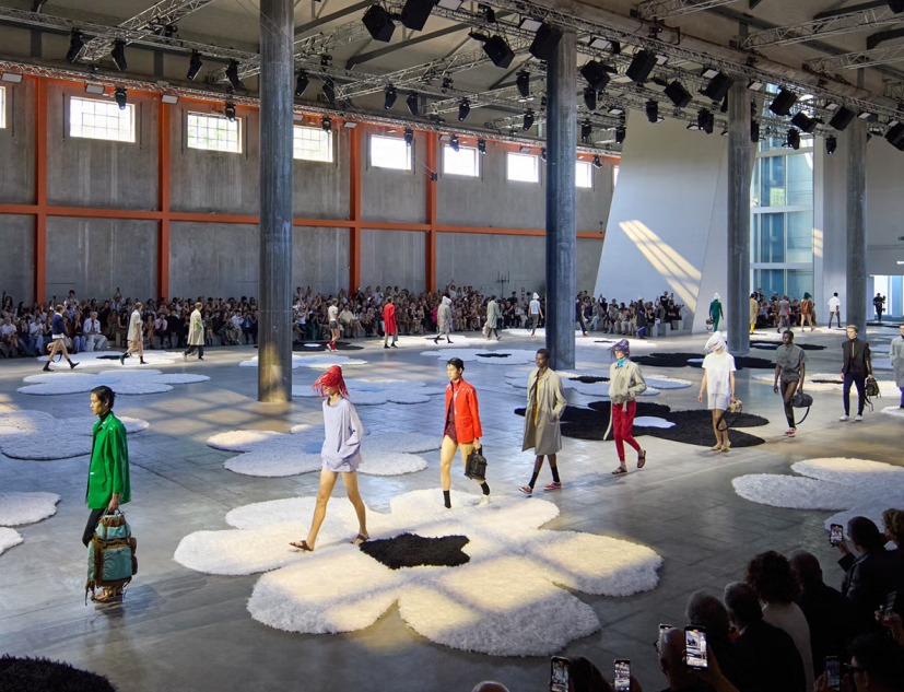 Desfile de Prada en la Semana de la Moda de Milán Primavera/Verano 2026, con el espacio Deposito de la Fundación Prada abierto, dejando entrar la luz. Fotografía cortesía de Prada