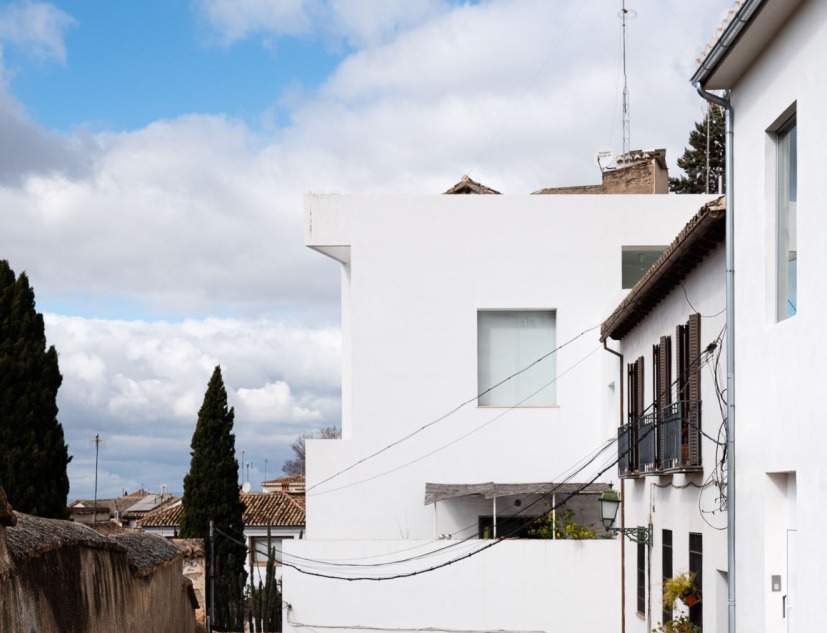 An invisible house in the Realejo by Elisa Varelo Arquitectura. Photograph by Fernando Alda Fotógrafo