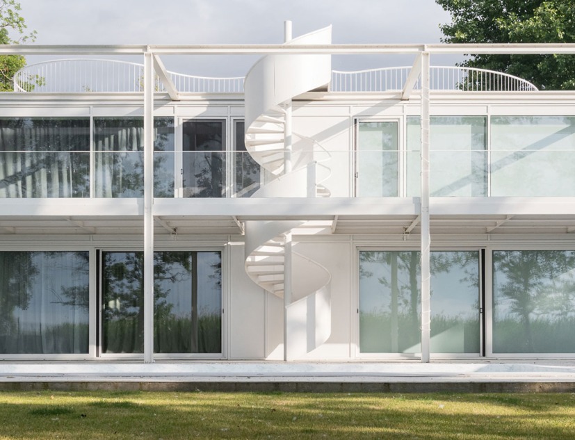 Twin Holiday Home by építész stúdió. Photography by Norbert Juhász