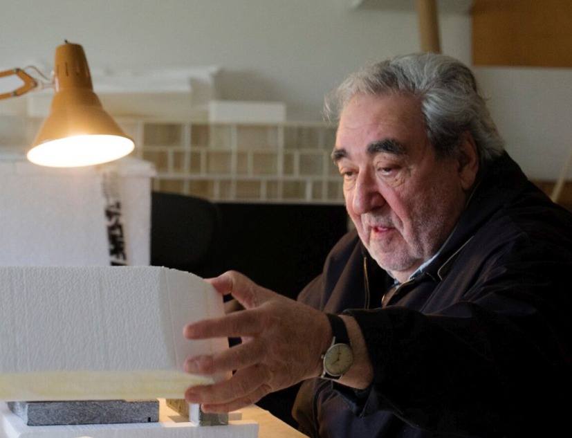 At his office in Porto, Portugal, April 2025. Photograph by Shun Kambe, courtesy of The Japan Art Association At his office in Porto, Portugal, April 2025. Photograph by Shun Kambe, courtesy of The Japan Art Association