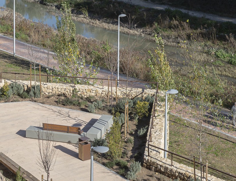 Parque de «Les Mamàs Belgues» por Síntesi Arquitectes, Sari Calatayud y Rafa Mira. Fotografía por Víctor Sanchis
