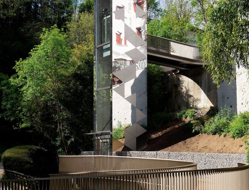 Elevator over a stream by Barru Arkitektura. Photograph by Jorge Allende