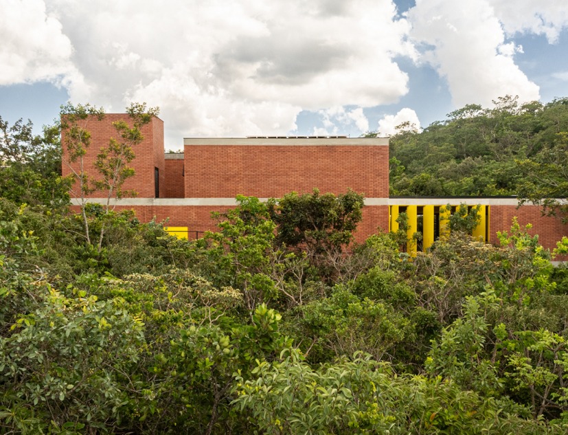 7 Trees House by Hersen Mendes Arquitetura. Photograph by Joana França