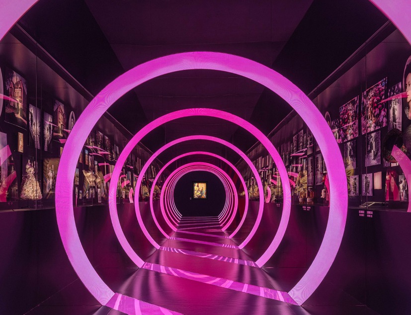 «Miss Dior: Historias de una Miss» por OMA/ Shohei Shigematsu. Fotografía por Boris Shiu. Cortesía por OMA, Dior