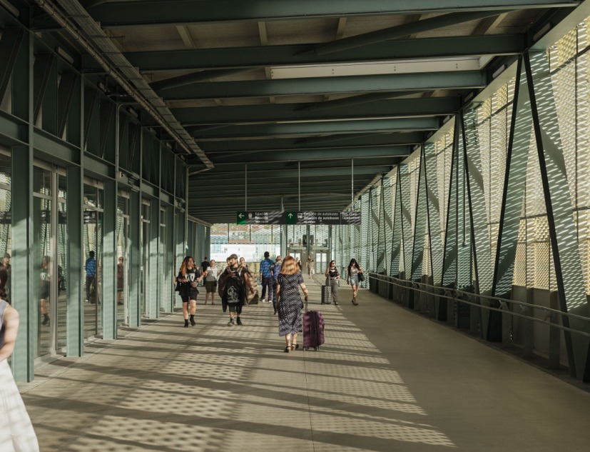 Estación de tren y pasarela peatonal por estudioHerreros. Fotografía por Luis Díaz Díaz