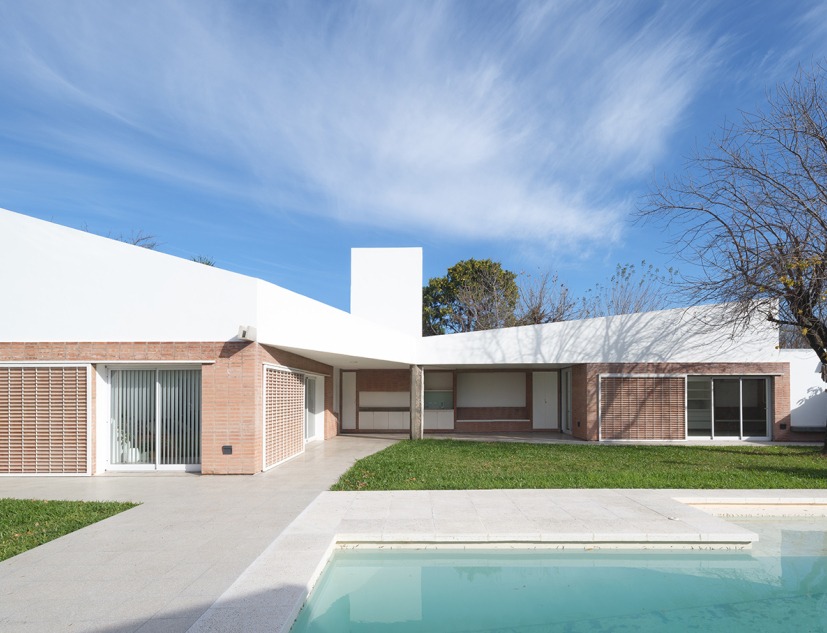 Reforma y ampliación de una casa de fin de semana por Estudio qo + TAF. Fotografía por Javier Agustín Rojas