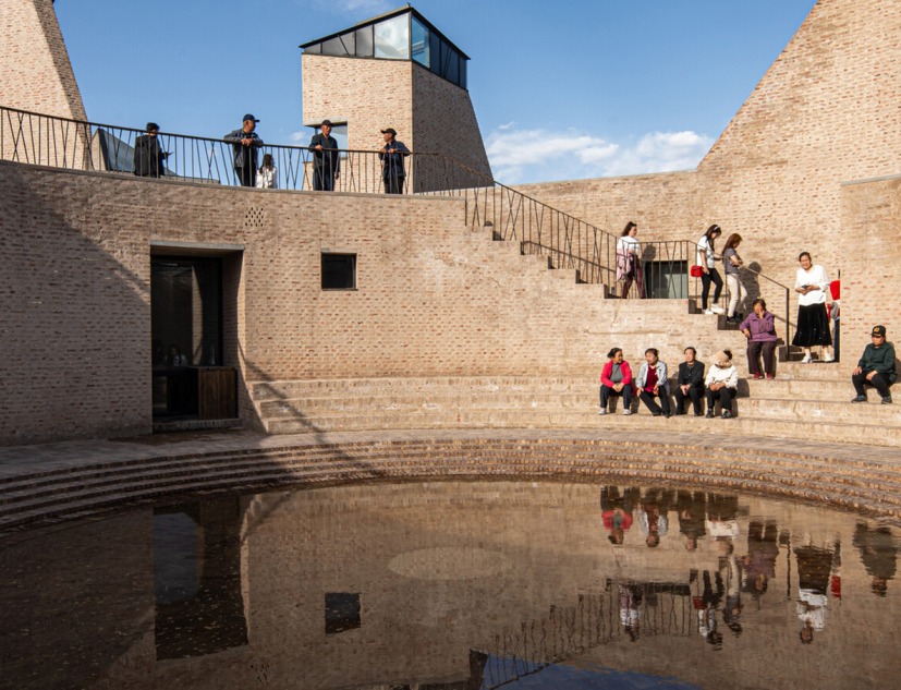 View of the interior courtyard where water has formed a reflecting pool. Photograph courtesy by Aga Khan Trust for Culture / Dou Yujun (photographer).