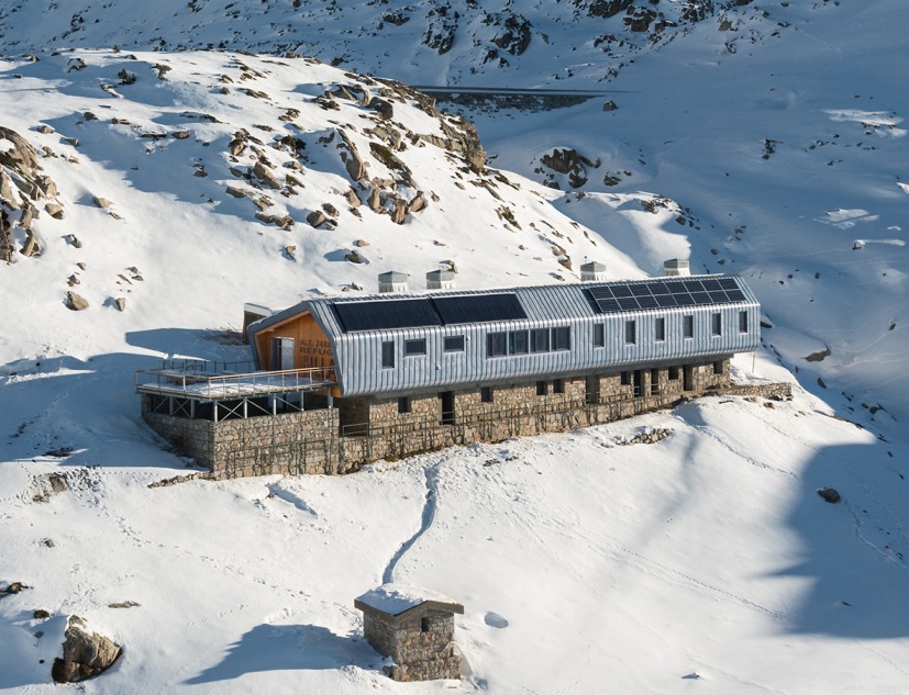 Refugio de l’Illa por Altura arquitectes. Fotografía por Pol Viladoms