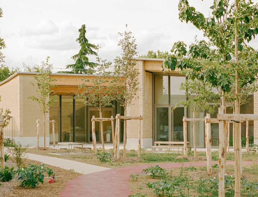 Centro Infantil y Deportivo Parc des Loges por Hemaa Architectes. Fotografía por Charles Bouchaid