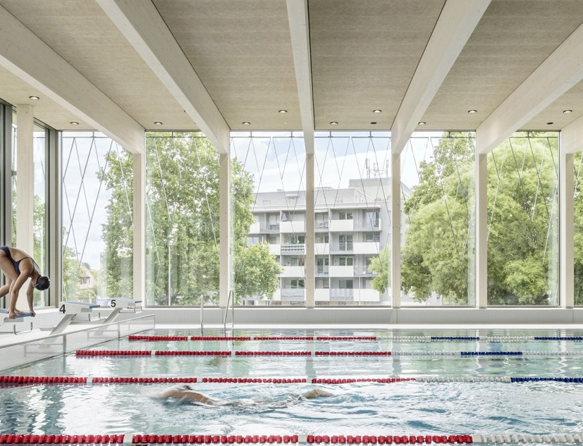 Piscina pública Großfeldsiedlung por Illiz Architektur. Fotografía por Hertha Hurnaus
